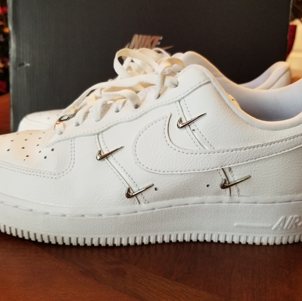 Nike WMNS Airforce 1 '07 LX. Size 8